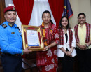 पेस्तोल ताकेका लुटेरालाई प्रतिकार गर्दै लखेट्ने महिलालाई आईजीपीले गरे सम्मान_img