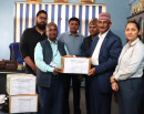 नेपाल मेडिकल कलेजद्वारा हजयात्रीलाई स्वास्थ्य सामग्री प्रदान_img