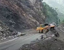 तुईनखोला नजिक खसेको पहिरो हटाइदै_img