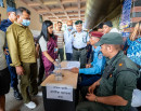 अस्पतालमा भेटिएका परिवार गुमाएका व्यक्ति र घाइतेको पुनःस्थापना गराउन अधिकारीहरुलाई कार्यवाहक प्रमुख डंगोलको निर्देशन_img