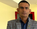 मोबाइलको कभर र सिसा फेर्दा ३५० तिरेका प्रहरी नायब निरीक्षकलाई पर्यो १० लाखको बम्पर उपहार_img