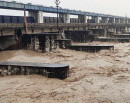नारायणीको बाढी खतराको तह नजिक, गण्डक ब्यारेजका सबै ढोका खुला_img