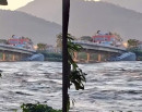 क्रुज नारायणी पुलमा अड्किएपछि आवतजावत बन्द, हजारौं यात्रु प्रभावित_img