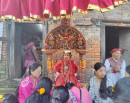 भक्तपुरमा एकान्त कुमारीको हातबाट सर्वसाधारणले लगाए दसैँको टीका_img