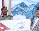 सगरमाथा चढ्ने तयारीमा रहेका असइ छत्याललाई प्रधानमन्त्रीले गरे बिदाइ_img