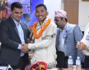 मृगौला प्रत्यारोपणपछि सगरमाथा आरोहण गर्ने शेर्पालाई स्वास्थ्यमन्त्रीको सम्मान_img