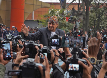 राप्रपाले पूर्वराजा ज्ञानेन्द्र शाहलाई काठमाडौं विमानस्थलमा स्वागत गर्ने