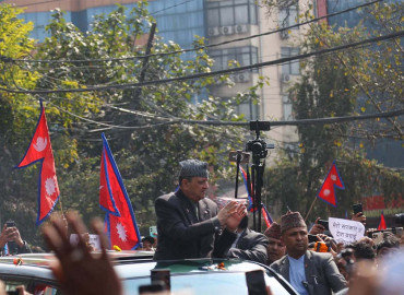 काठमाडौं आइपुगे पूर्वराजा शाह, विमानस्थलमा समर्थकको स्वागत