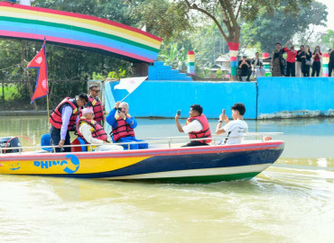 मोटरबोटमा ओलीको सयर