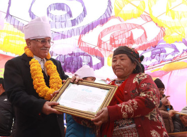 प्रचण्ड र भुसालले गरे सहिद परिवारलाई सम्मान