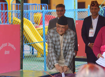 एमाले अध्यक्ष ओलीले बालकोटबाट गरे मतदान (फोटो फिचर)