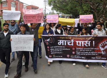 विद्यार्थी संगठनहरूमाथि प्रतिबन्ध लगाउने सरकारको तयारीविरुद्ध त्रिवि परिसरमा मार्चपास (फोटो फिचर)