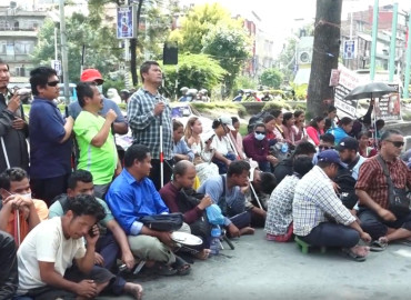 सडकपेटीबाट हटाएको भन्दै दृष्टिविहीनहरू आन्दोलित