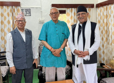 प्रचण्ड र माधव नेपाल पुगे कोइरालानिवास