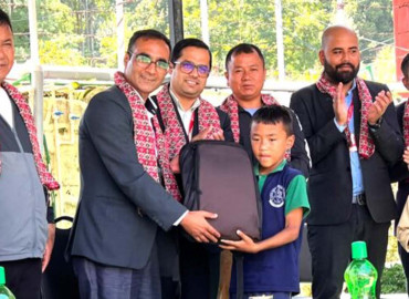 एनआईसी एशिया बैंकले विपन्न विद्यार्थीलाई दियो शैक्षिक सामग्री
