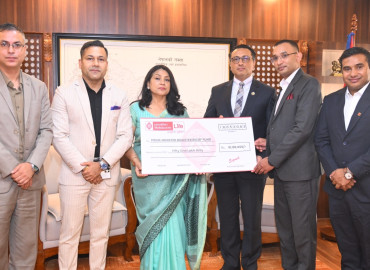 प्रधानमन्त्री दैवी प्रकोप उद्दार कोषमा प्रभु महालक्ष्मी लाइफको एकाउन्न लाख सहयोग