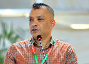 गगन थापाले शपथ ग्रहण तथा पदबहाली गर्दै