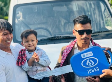 आर्क्स ग्रुपले नेपाल भित्र्यायो चिनियाँ ईभी भ्यान ‘जुबाओ’, स्वयम्भू हारती टुर्सलाई १८ वटा हस्तान्तरण