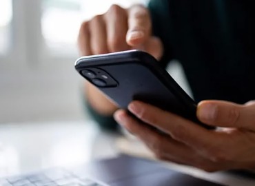 कुरा गरेको केहि समयमै देखिन्छ विज्ञापन, के मोबाइलले कुराकानी सुनिरहेको छ ?