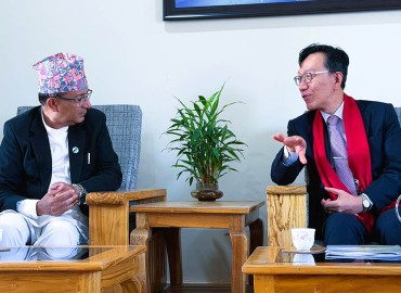 पोखराका नगर प्रमुख आचार्यसँग कोरियन राजदूत योङको भेटवार्ता