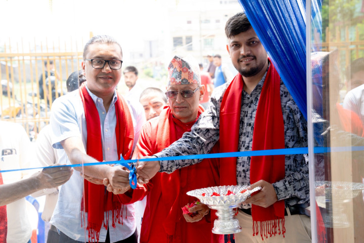 चितवनमा कजारियाको नयाँ शोरुम खुल्यो