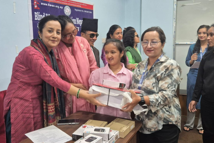 सलिकोद्वारा नेत्रहीन महिला संघ नेपालका विद्यार्थीलाई शैक्षिक सामग्री हस्तान्तरण