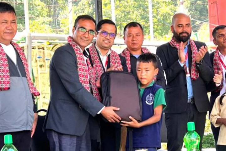 एनआईसी एशिया बैंकले विपन्न विद्यार्थीलाई दियो शैक्षिक सामग्री