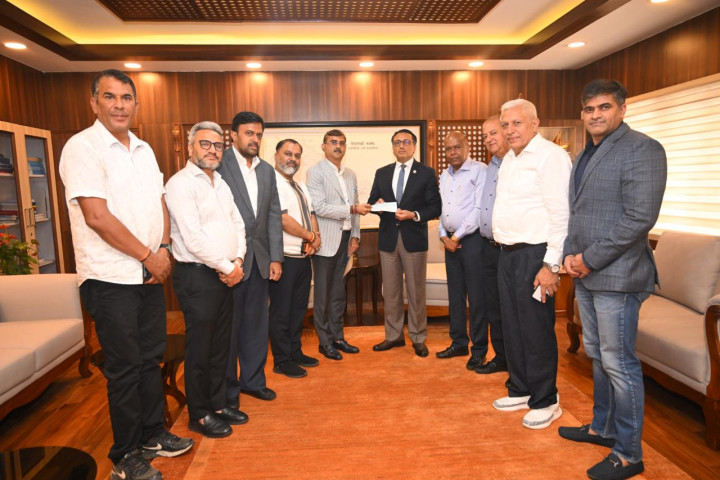 वनस्पति घ्यू तेल उत्पादक संघद्वारा प्रधानमन्त्री राहत कोषमा १ करोड १ लाख हस्तान्तरण