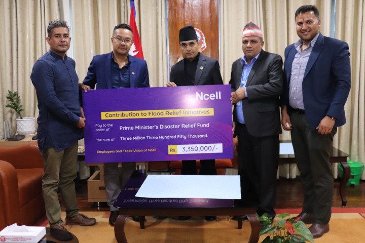 भोटेकोशी बाढी प्रभावितका लागि एनसेल कर्मचारीद्वारा ३३ लाख ५० हजार सहयोग