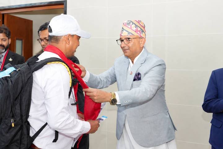 पोखराबाट पहिलो उडानमा दुबई जाने यात्रुलाई नगर प्रमुख आचार्यले गरे बिदाई
