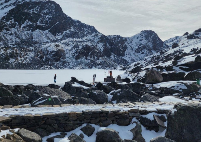 गोसाइँकुण्डमा बरफ जमेपछि…