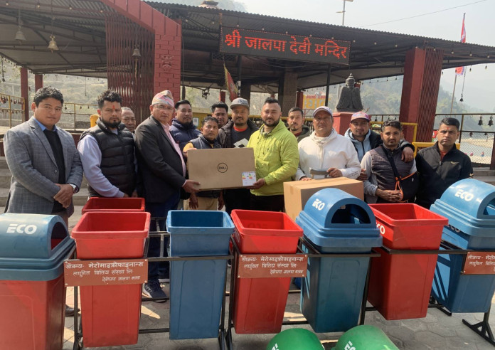 मेरोमाइक्रोफाइनान्सद्वारा देबिघाट जालपा क्लबलाई डस्बिन र कम्प्युटर सहयोग