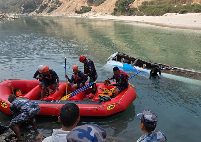 बस दुर्घटनामा बेपत्ता तीन जनाको खोजी तीव्र