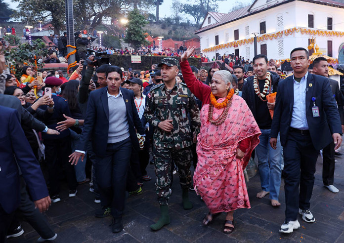 प्रधानमन्त्री कार्कीबाट पशुपतिनाथको दर्शन र पूजाआराधना