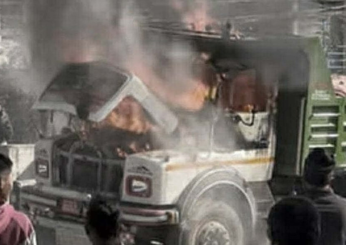 बनेपा दुर्घटना अपडेट : स्थानीयले टिपरमा लगाए आगो