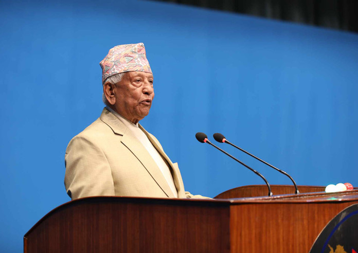 ज्येष्ठ सांसद अर्जुननरसिंह केसीले भोली शपथ लिँदै