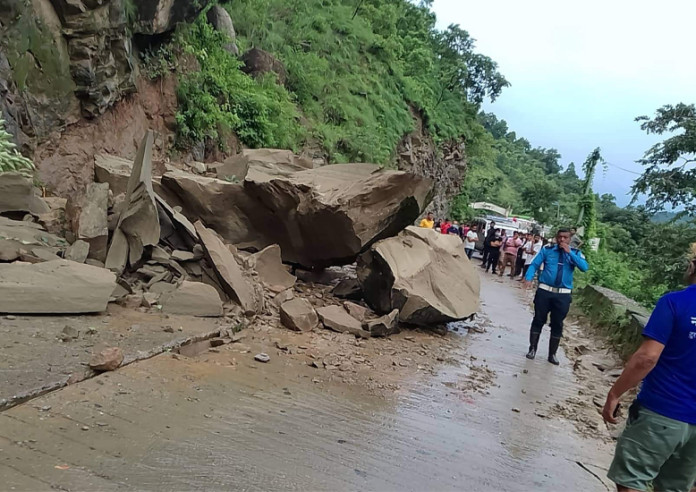 वर्षा र पहिरोका कारण अवरुद्ध छन् यी सडक, यातायात सेवा प्रभावित