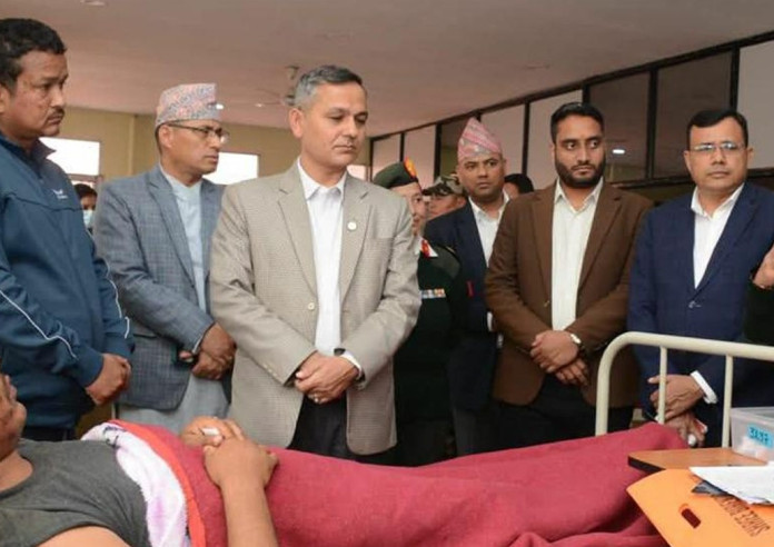 रामेछाप दुर्घटनाका घाइते भेट्न गृहमन्त्री अर्याल पुगे अस्पताल