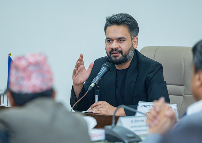 योजना आयोग र नीति अनुसन्धानका पदाधिकारीसँग छलफलमा जुटे प्रधानमन्त्री