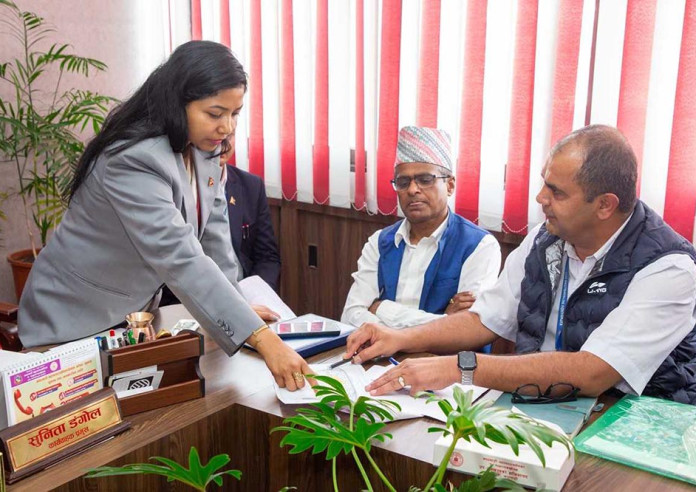 मनोहरा नदीले परिवर्तन गरेको धार फर्काउन प्राविधिक तथा प्रशासनिक परामर्श