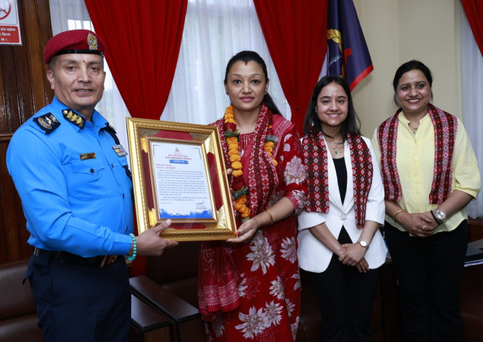 पेस्तोल ताकेका लुटेरालाई प्रतिकार गर्दै लखेट्ने महिलालाई आईजीपीले गरे सम्मान