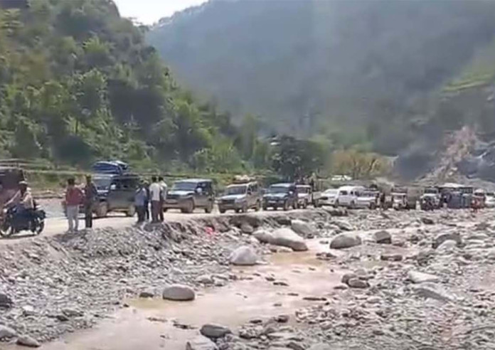 बीपी राजमार्गमा जोखिम उस्तै, रोशीमा बहाव बढेपछि सवारी होल्ड