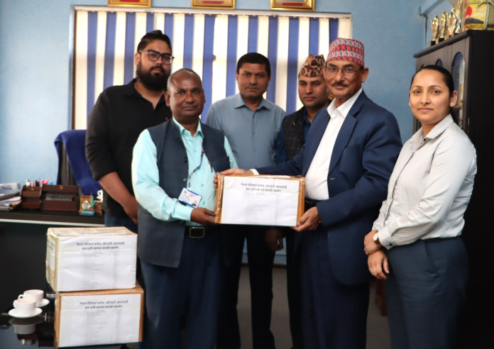 नेपाल मेडिकल कलेजद्वारा हजयात्रीलाई स्वास्थ्य सामग्री प्रदान