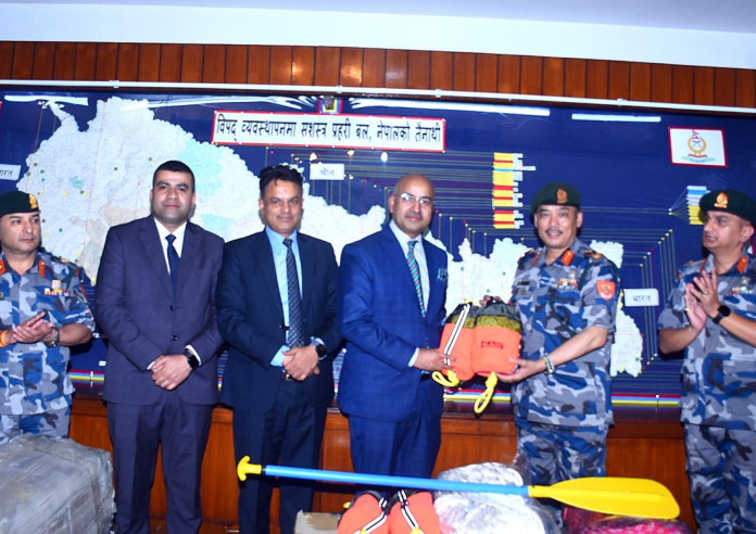 नेपाल लाइफ इन्स्योरेन्सद्वारा सशस्त्र प्रहरीलाई विपद् व्यवस्थापन सामग्री हस्तान्तरण