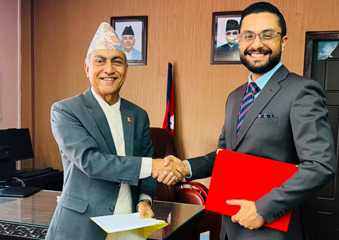 त्रिवि सेवा आयोगका अध्यक्ष किशोर थापाले लिए शपथ