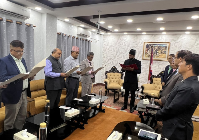 शिक्षामन्त्रीद्वारा विश्वविद्यालयका नवनियुक्त उपकुलपतिको शपथ   