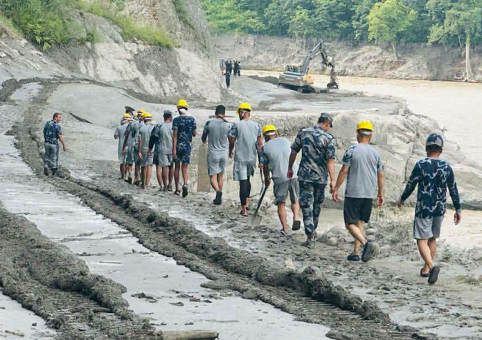 भोटेकोशी बाढी: सम्पर्कविहीन हुनेको संख्या बढ्दै