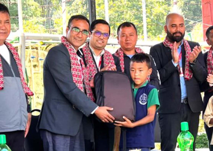 एनआईसी एशिया बैंकले विपन्न विद्यार्थीलाई दियो शैक्षिक सामग्री
