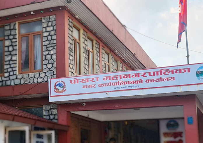 जीर्ण फ्लेक्स र साइनबोर्ड सात दिनभित्र हटाउन पोखरा महानगरको निर्देशन