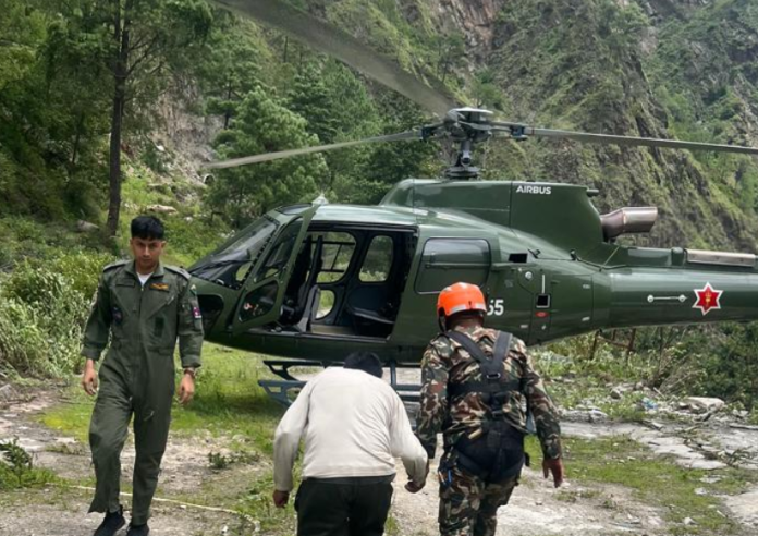 रसुवा बाढीका ७ घाइते बोकेर काठमाडौं उड्यो सेनाको हेलिकप्टर